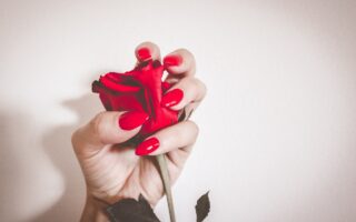 Jak zrobić równe kropki na paznokciach? Urocze zdobienie w kilku krokach