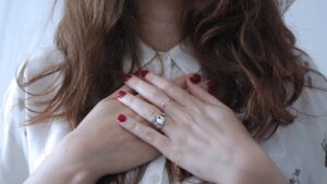 Krok po kroku do mistrzowskiego manicure z ozdobami