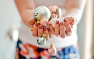Choinka na paznokciach - jak zrobić? Krok po kroku do świątecznego manicure!