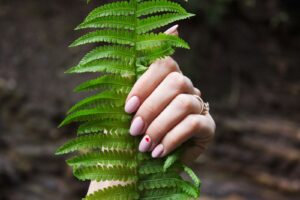 Jak utrwalić i zachować trwałość romantycznego manicure