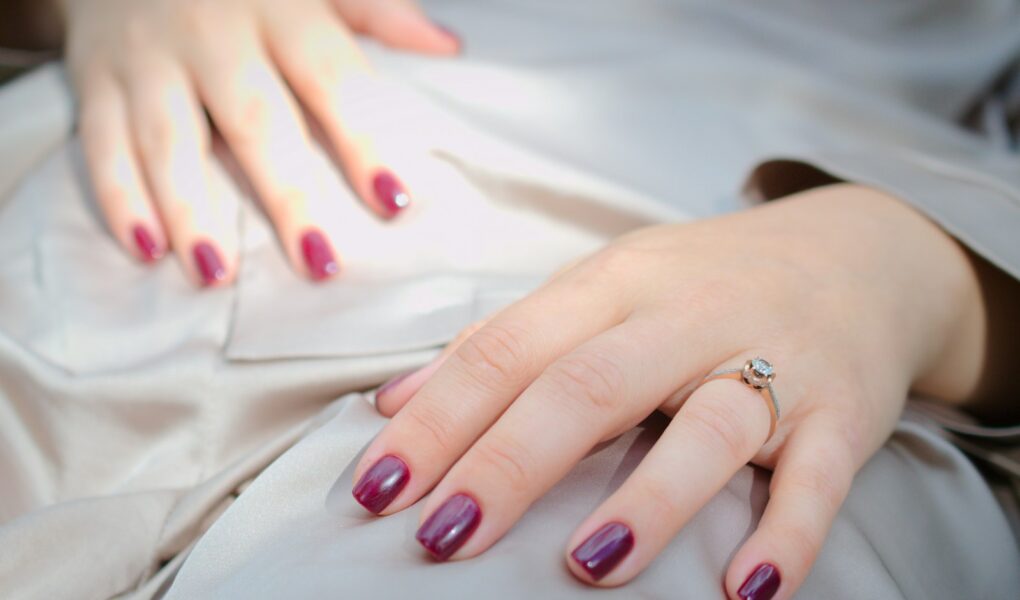 Jak zrobić romby na paznokciach? Krok po kroku do stylowego manicure