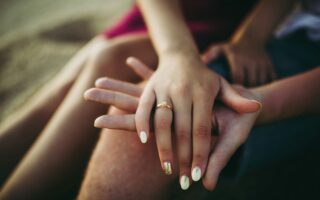 Jak zrobić biały lakier do paznokci? Domowe triki na idealny manicure