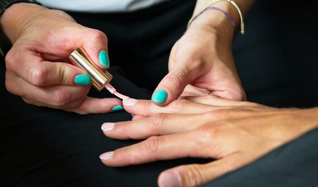 Jak zrobić plamki na paznokciach? Krok po kroku do unikalnego manicure!