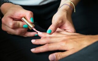 Jak zrobić matowe paznokcie żelowe? Praktyczny poradnik dla miłośniczek manicure