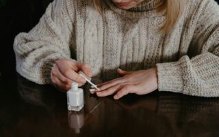 Jak zrobić rysunki na paznokciach? Krok po kroku do idealnej manicure!