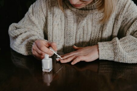 Jak zrobić rysunki na paznokciach? Krok po kroku do idealnej manicure!