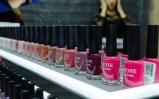 Co zrobić, jak lakier do paznokci nie chce schnąć? Sposoby na szybkie suszenie manicure!