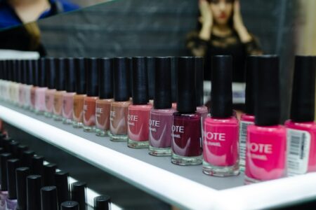 Co zrobić, jak lakier do paznokci nie chce schnąć? Sposoby na szybkie suszenie manicure!