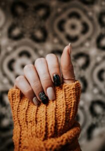 Porady dotyczące pielęgnacji i utrzymania piórkowego manicure