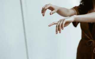 Jak zrobić napisy na paznokciach? Krok po kroku do artystycznego manicure!