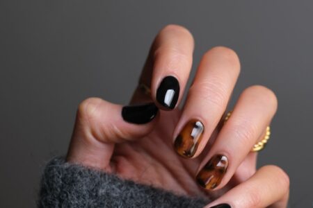 Jak zrobić centki pantery na paznokciach? Krok po kroku do dzikiego manicure