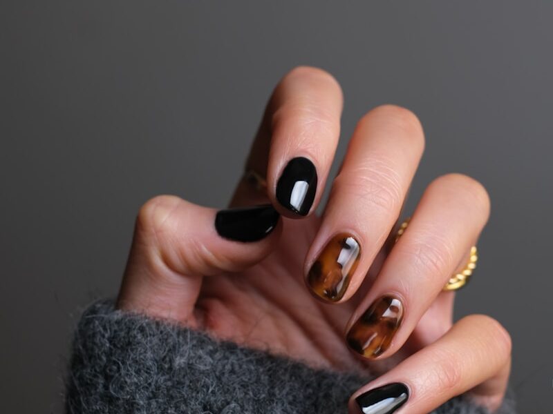 Jak zrobić centki pantery na paznokciach? Krok po kroku do dzikiego manicure