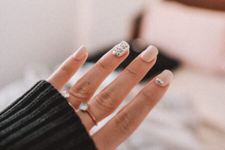 Jak zrobić paznokcie żelowe z ozdobami? Krok po kroku do manicure marzeń!