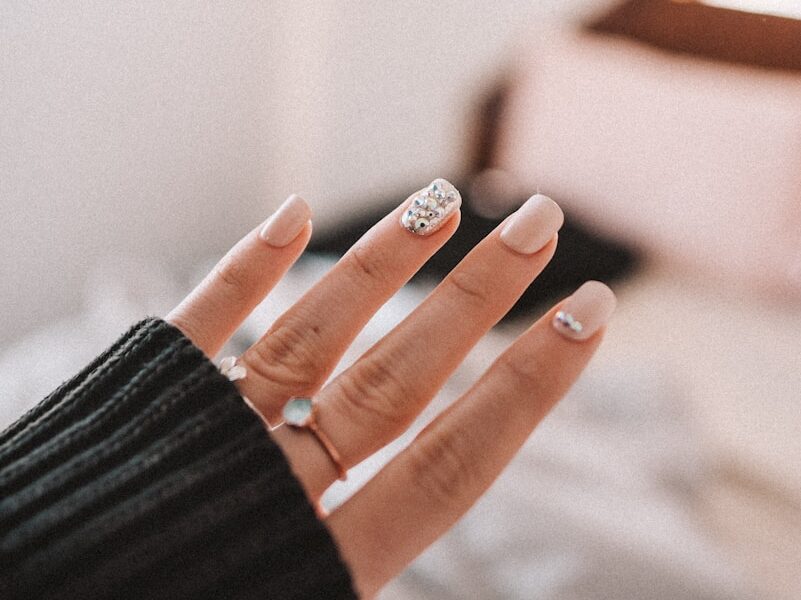 Jak zrobić paznokcie żelowe z ozdobami? Krok po kroku do manicure marzeń!
