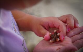 Jak zrobić paznokcie dla dzieci? Kreatywne i bezpieczne pomysły na mini-manicure