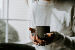 Najczęstsze błędy przy tworzeniu cozy manicure i jak ich unikać