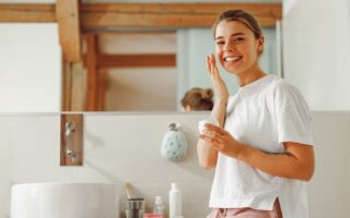 Prebiotyki i probiotyki w pielęgnacji skóry – klucz do zdrowego mikrobiomu i promiennej cery